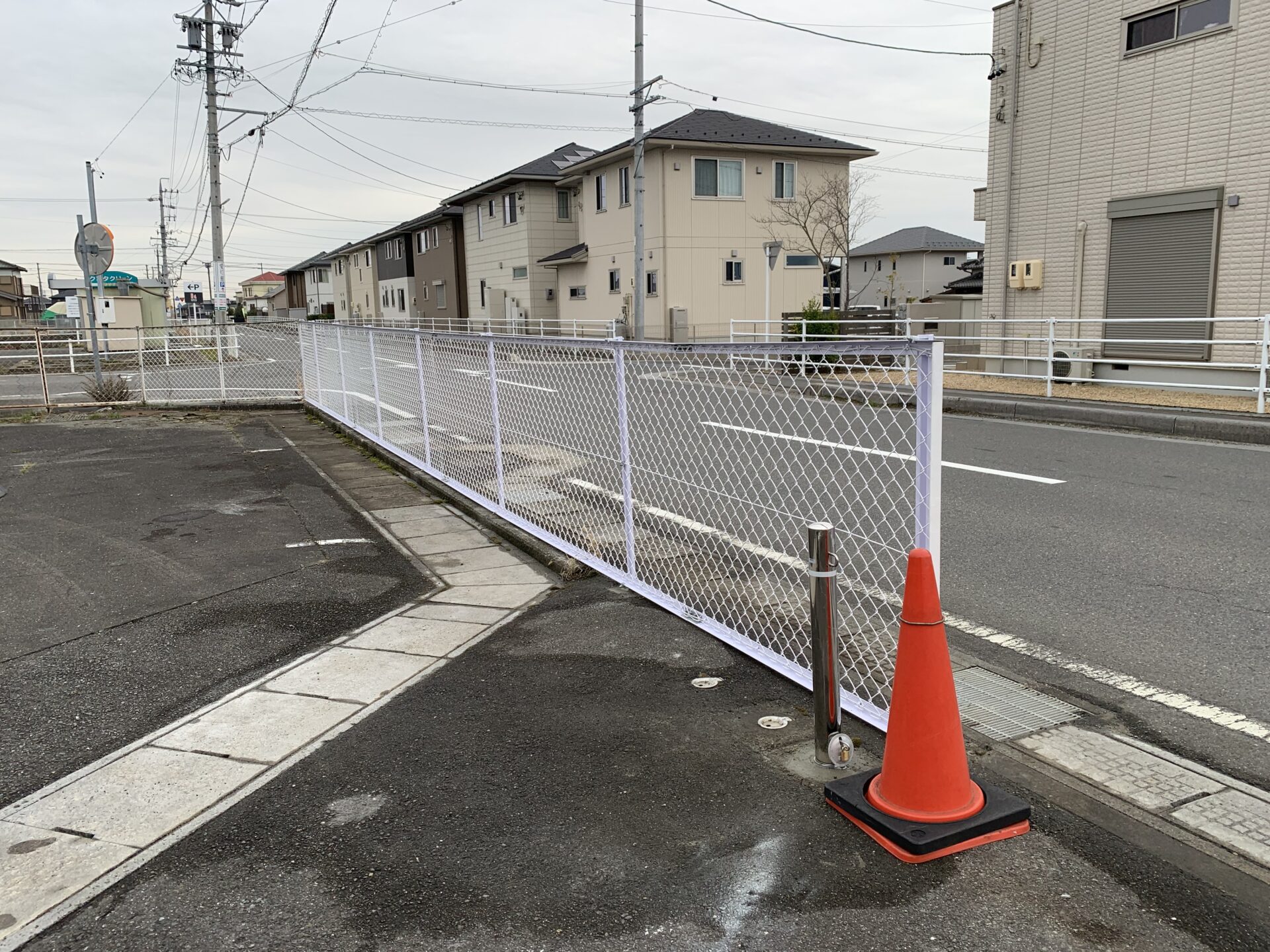 車がぶつかって壊れたフェンスを短期間で元通りに