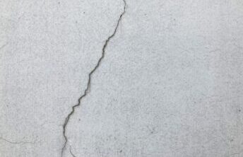 壁のひび割れ補修は“早め・適切”が9割—工場・店舗・賃貸物件の担当者が失敗しないための実践ガイド—