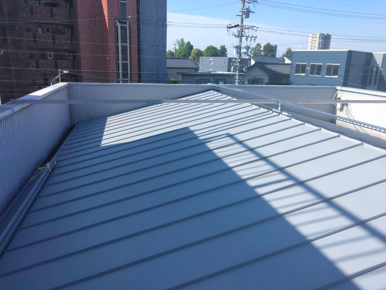 足場設置が難しい立地でも安心の屋根カバー工事事例