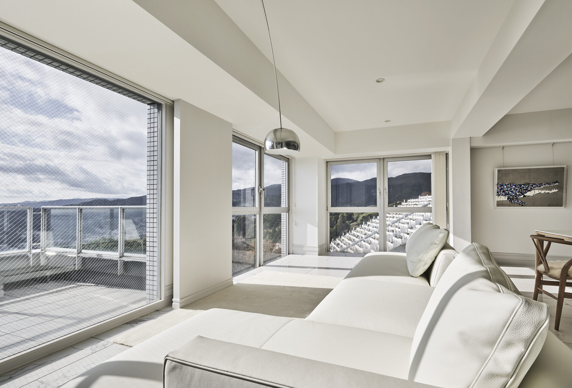 景色を主役にした白基調の上質空間リノベーション ― 熱海の家―