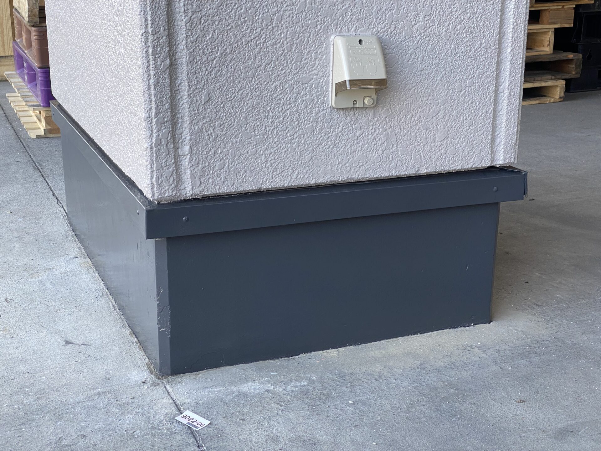 事故で破損したALC角部を当日補修、外壁をきれいに復旧完了