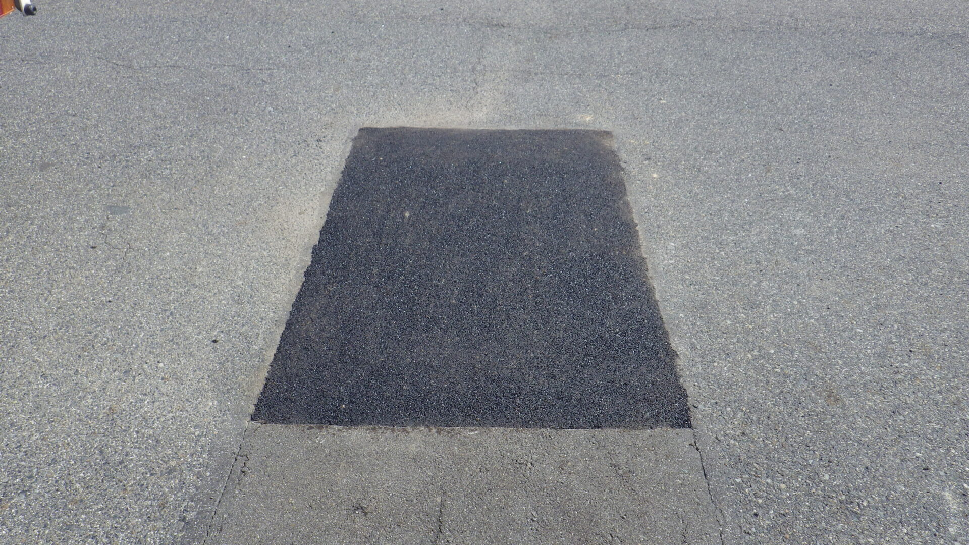 漏水対策を短時間で実現｜アスファルト簡易防水の施工例