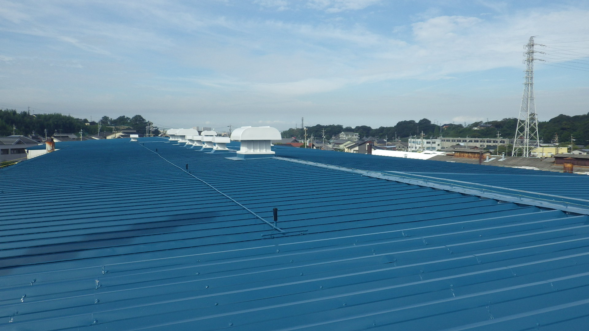 折板屋根の劣化対策｜塗装と防水で景観回復した施工事例