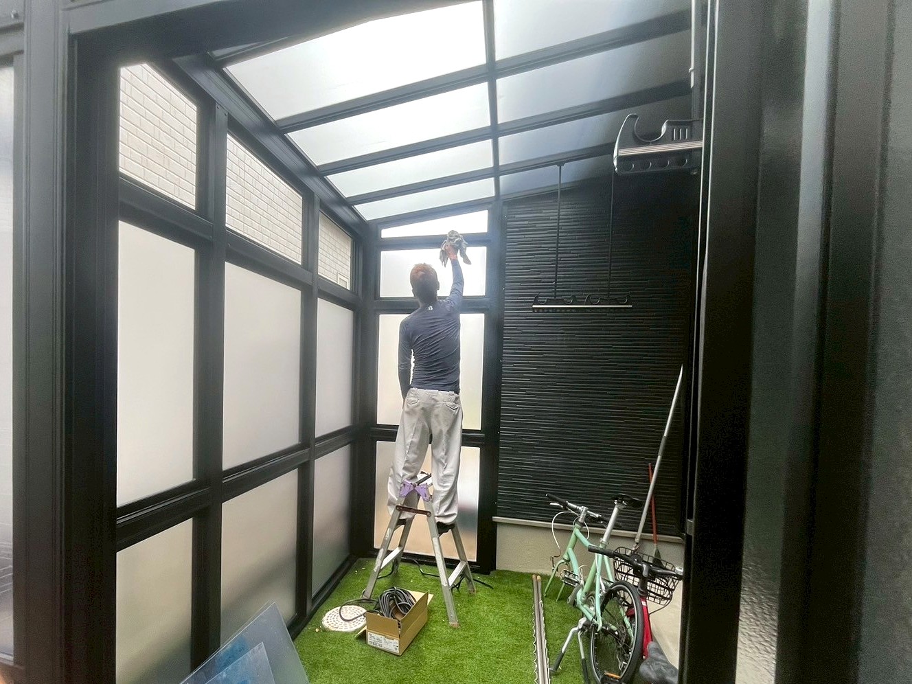 『これで雨を気にしない』狭小スペースを快適空間に変えたテラス屋根