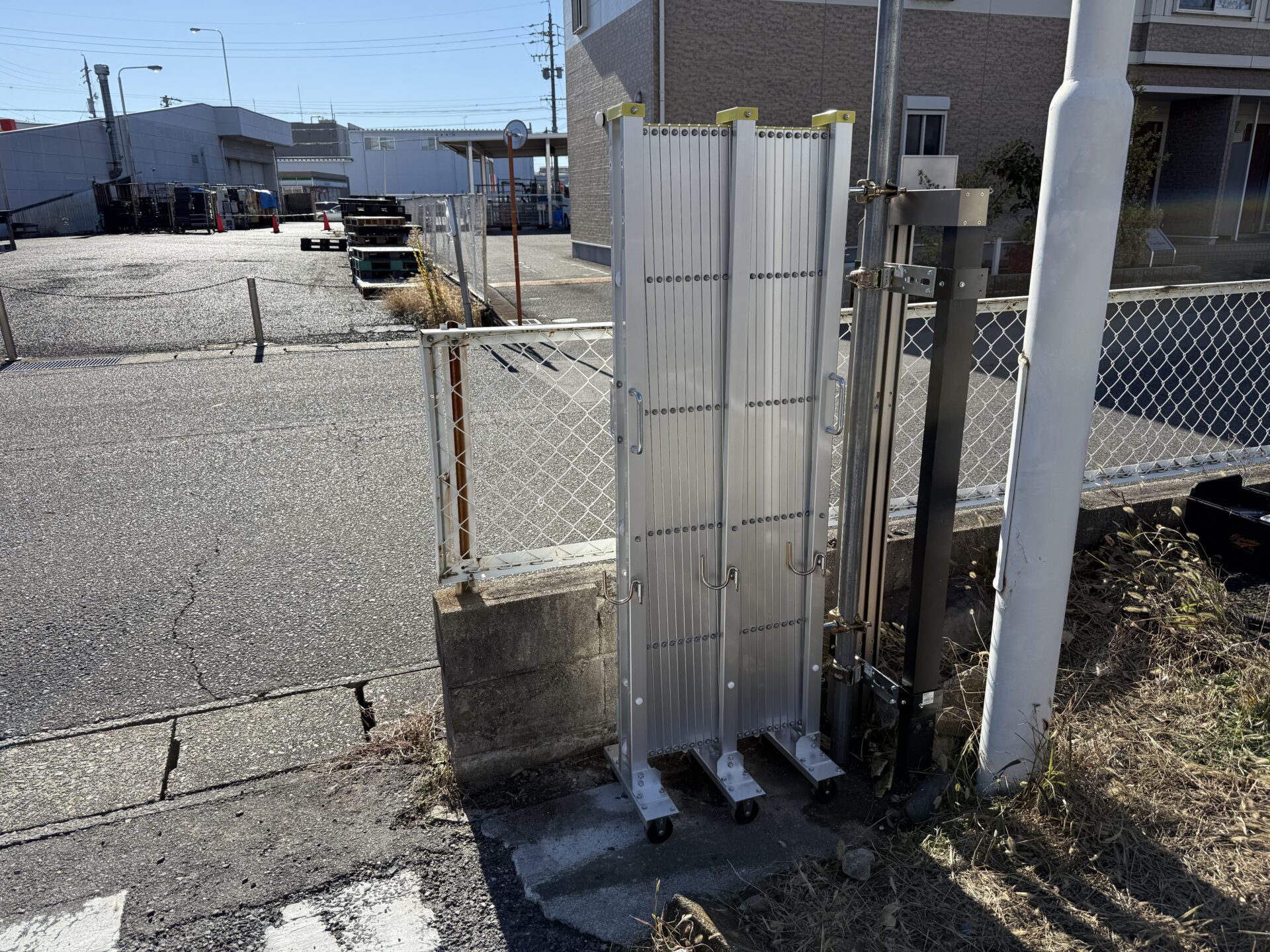 開閉しやすいアルミ製伸縮門扉への交換工事事例